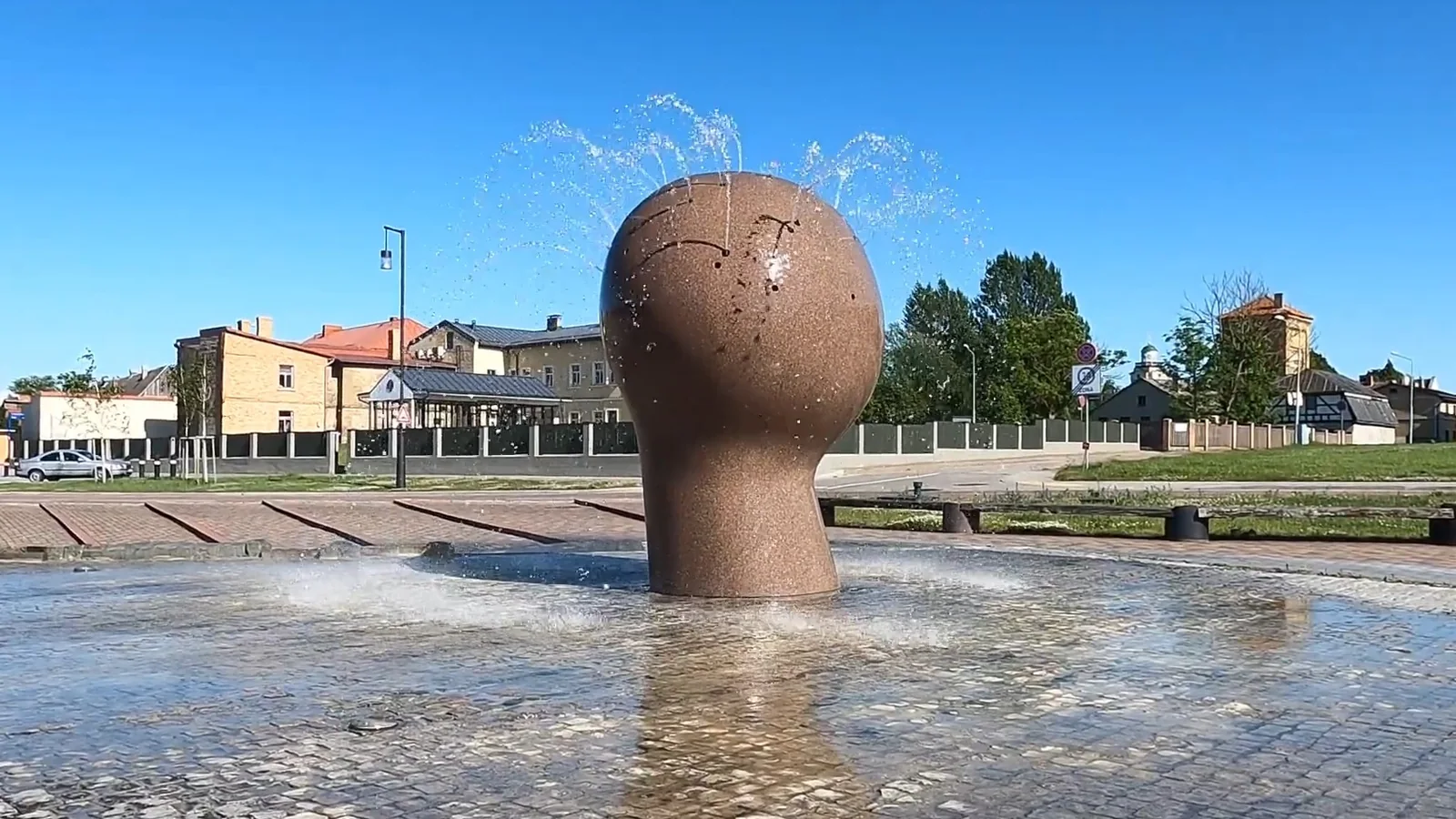 Kuģu vērotājs Ship Observer fountain in Ventspils under a blue sky